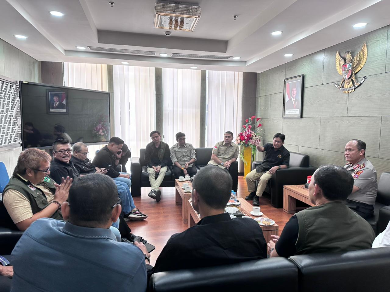 Kapolda Sumbar saat menerima kunjungan silaturahmi jajaran pengurus KONI Sumbar di Mapolda Sumbar, Selasa (7/4/2026).